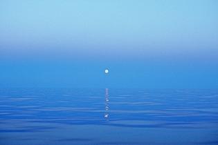 Wschód księżyca na morzu